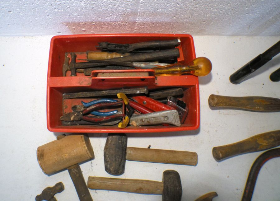 A quantity of various vintage tools and gardening items including shovel, spades, gardeners fork, - Bild 5 aus 8