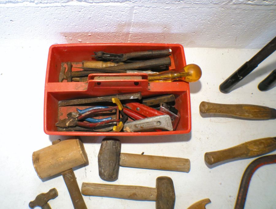 A quantity of various vintage tools and gardening items including shovel, spades, gardeners fork, - Bild 4 aus 8