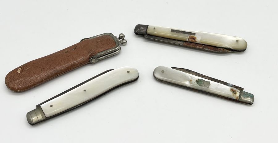 A hallmarked silver cigarette case along with three silver bladed fruit knives etc. - Bild 2 aus 5