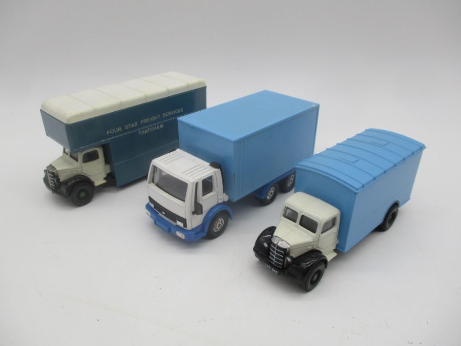 A collection of playworn die-cast vans and trucks including Dinky Toys, Corgi Toys, Lledo - Bild 3 aus 6