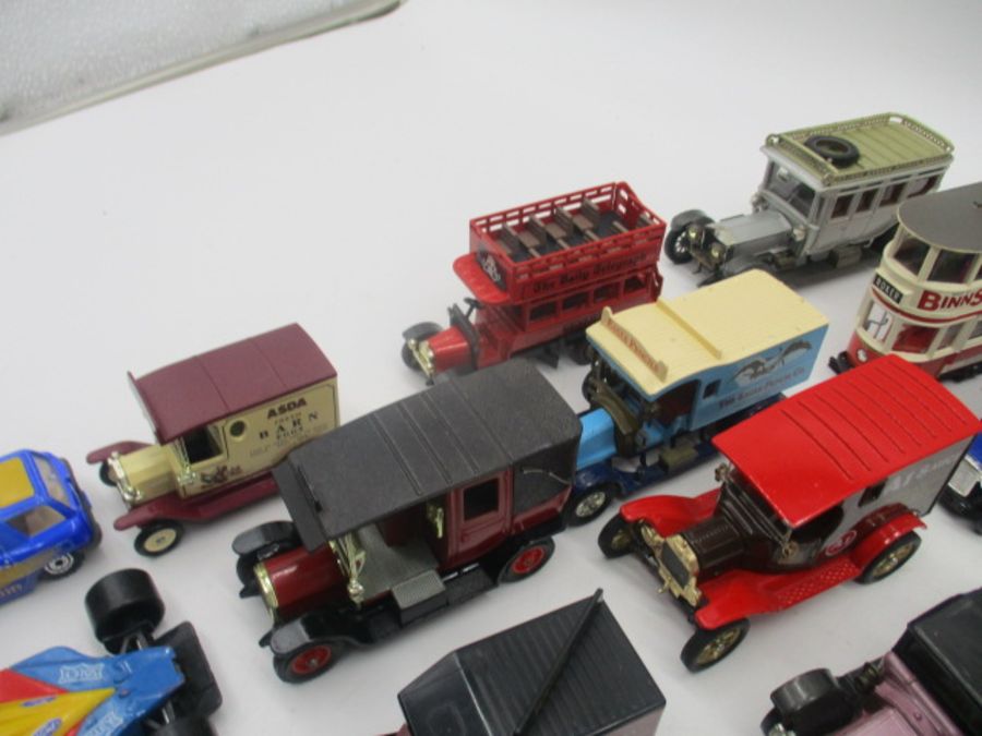 A collection of loose die-cast vehicles including Oxford, Lledo, Matchbox, Corgi etc - Bild 5 aus 9