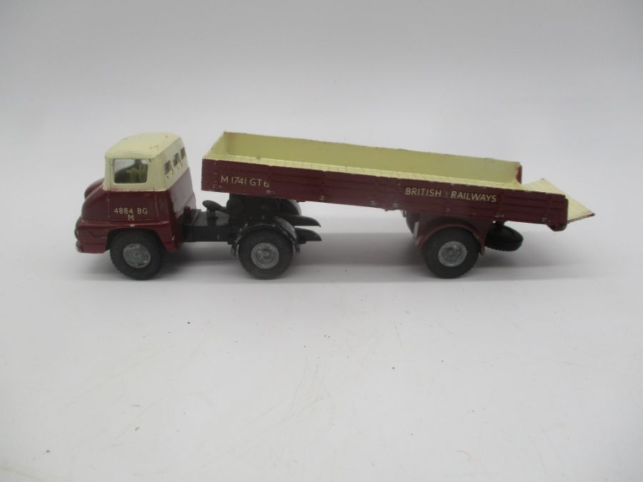 A collection of playworn die-cast vans and trucks including Dinky Toys, Corgi Toys, Lledo - Bild 6 aus 6