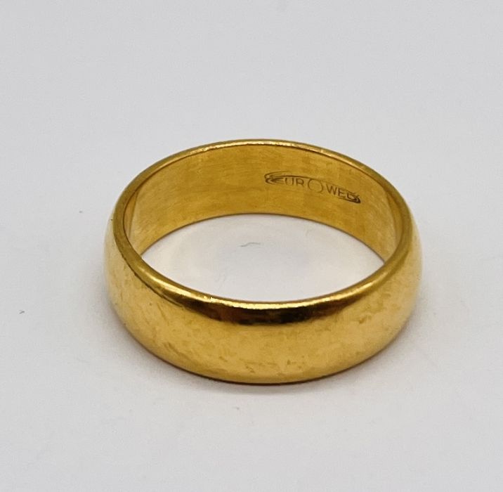 A 22ct gold wedding band, weight 7.2g