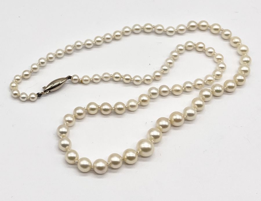 A pearl necklace with 9ct gold clasp