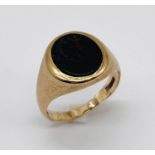 A 9ct gold gentleman's signet ring, total weight 5.6g