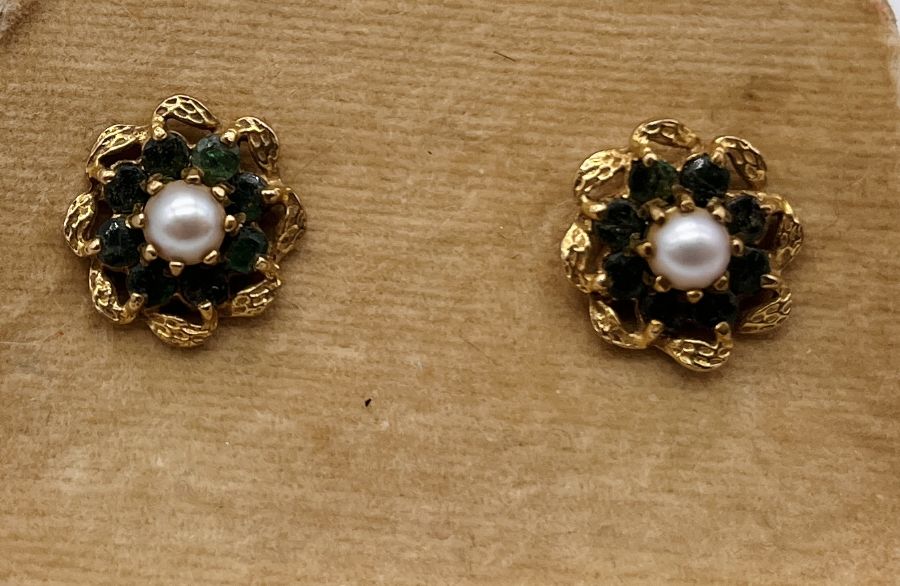 A pair of 9ct gold earrings set with emeralds and seed pearl, total weight 3g - Image 2 of 2