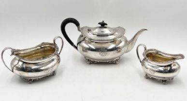 A hallmarked silver three piece tea set, Sheffield 1914, total weight 1129g (36.3 troy ounces)