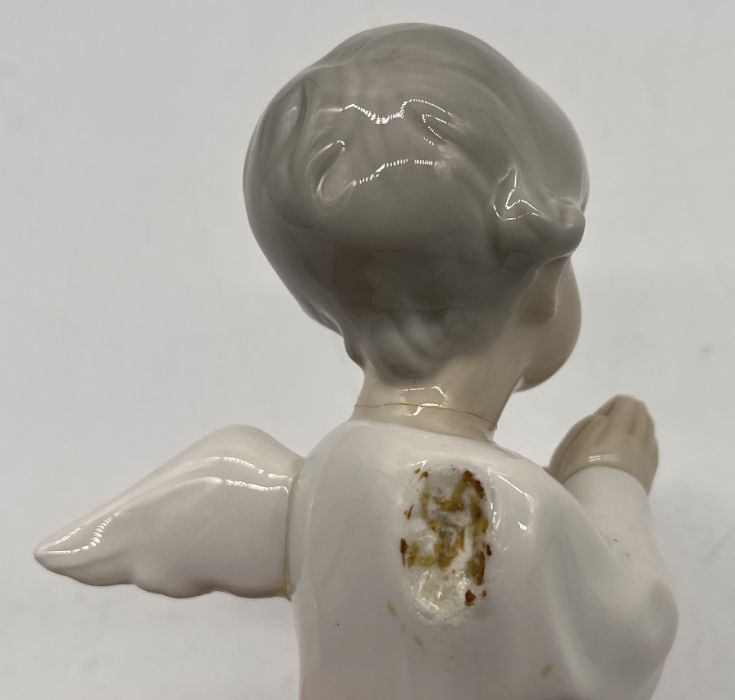 Three Lladro figurines including Boy from Madrid, Angel Lying Down and Praying Angel (A/F) - Bild 7 aus 7