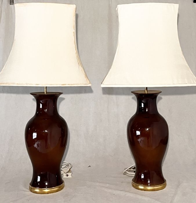 A pair of glazed table lamps with shades - Image 2 of 3