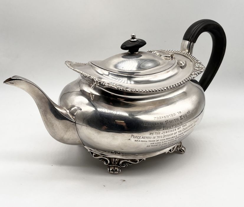 A hallmarked silver three piece tea set, Sheffield 1914, total weight 1129g (36.3 troy ounces) - Image 3 of 5