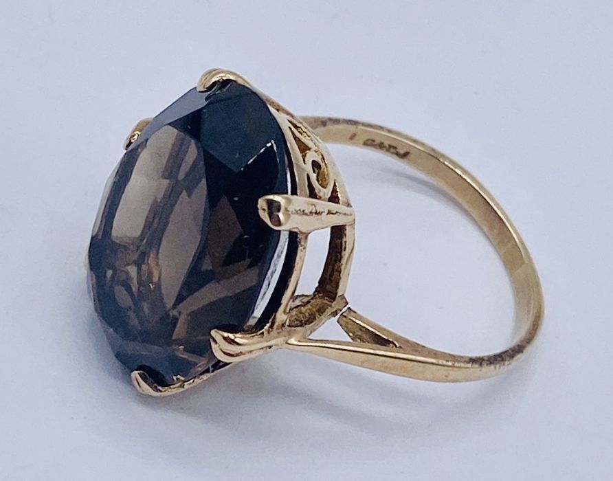 A 9ct gold smoky quartz ring