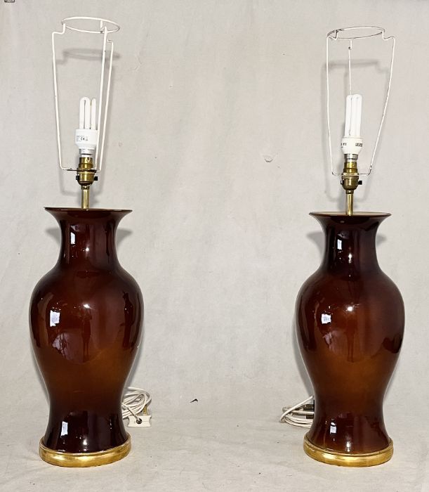 A pair of glazed table lamps with shades - Image 3 of 3