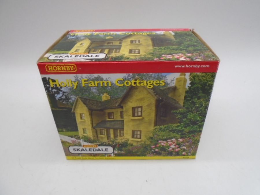 A collection of four boxed Hornby Skaledale OO gauge scale model buildings including Bramble Cottage - Image 2 of 6