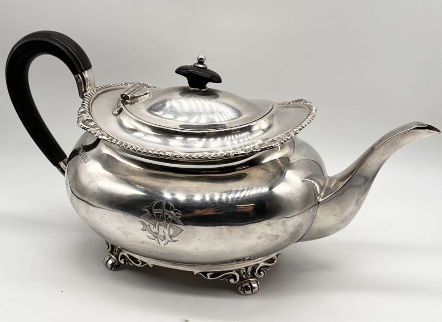 A hallmarked silver three piece tea set, Sheffield 1914, total weight 1129g (36.3 troy ounces) - Image 2 of 5