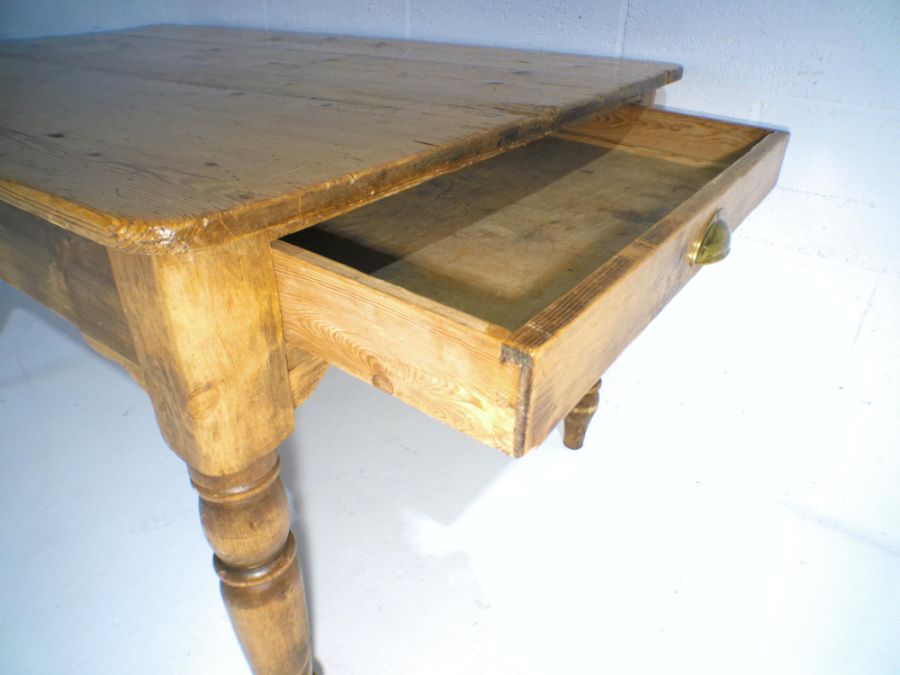 A pine farmhouse table with single drawer, length 138cm, width 86cm, height 73cm. - Image 5 of 7