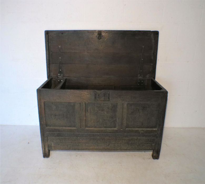 An antique oak mule chest with drawer under, length 132cm, height 80cm. - Image 5 of 6