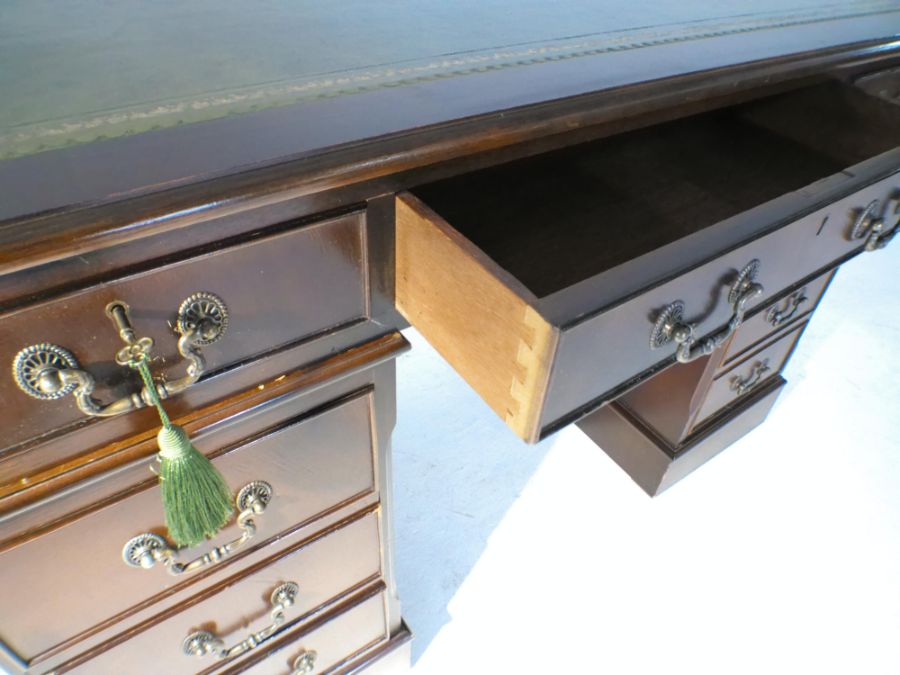A reproduction mahogany kneehole desk, with green leather inset top, length 121cm, depth 61cm, - Image 6 of 6
