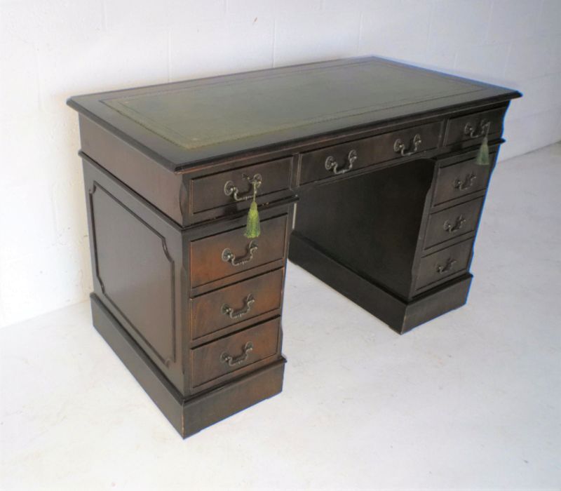 A reproduction mahogany kneehole desk, with green leather inset top, length 121cm, depth 61cm, - Image 4 of 6