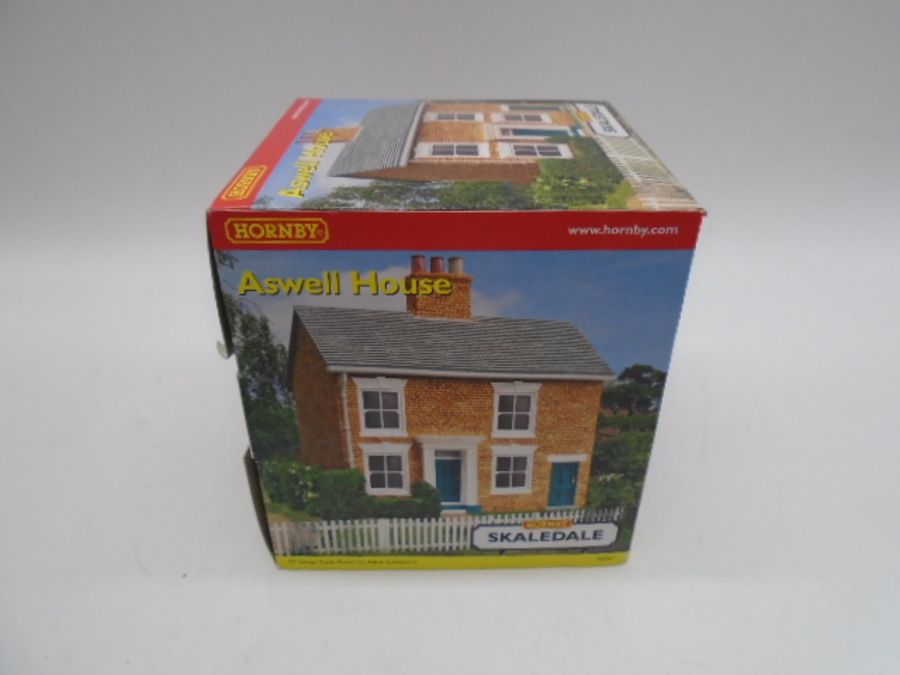 A collection of four boxed Hornby Skaledale OO gauge scale model buildings including Bramble Cottage - Image 3 of 6