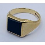 A gentleman's signet ring set with onyx, total weight 6.2g
