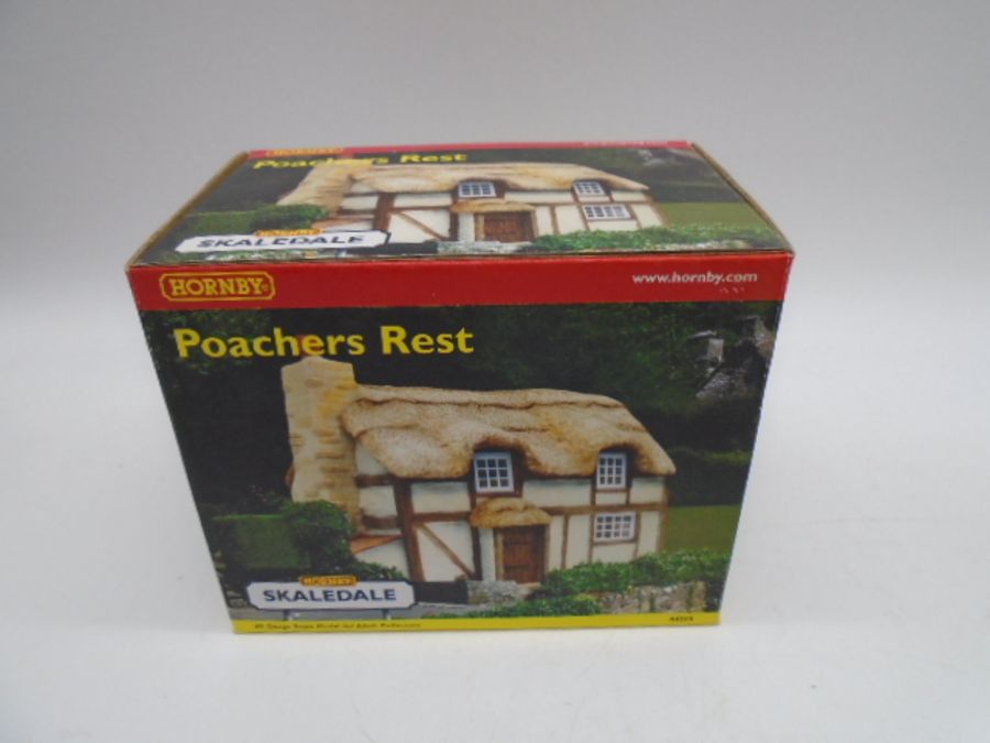 A collection of four boxed Hornby Skaledale OO gauge scale model buildings including Bramble Cottage - Image 5 of 6