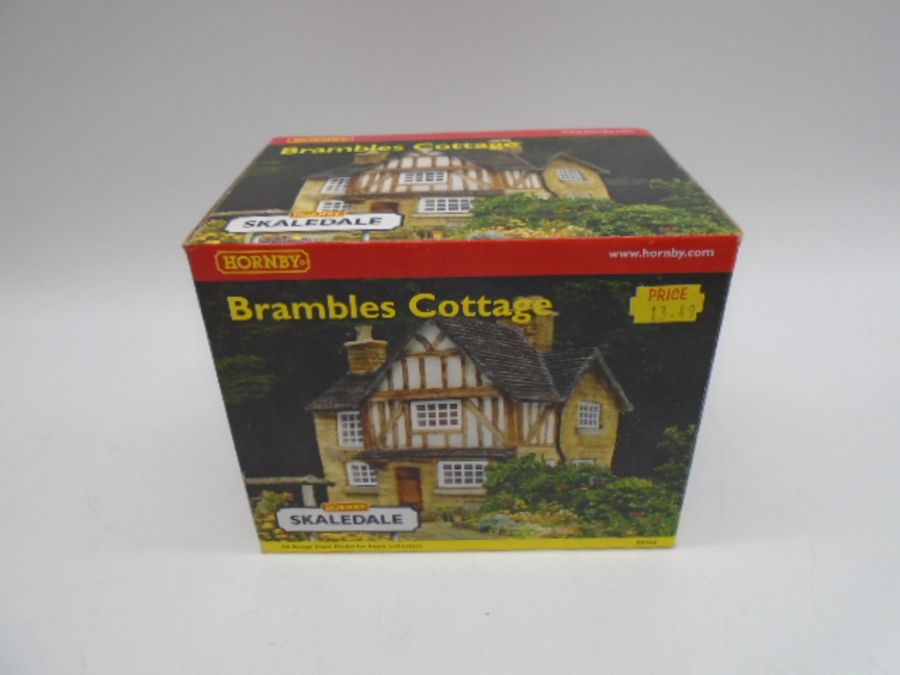 A collection of four boxed Hornby Skaledale OO gauge scale model buildings including Bramble Cottage - Image 4 of 6