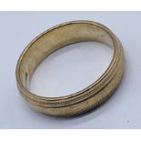 A 9ct gold wedding band, weight 3.7g