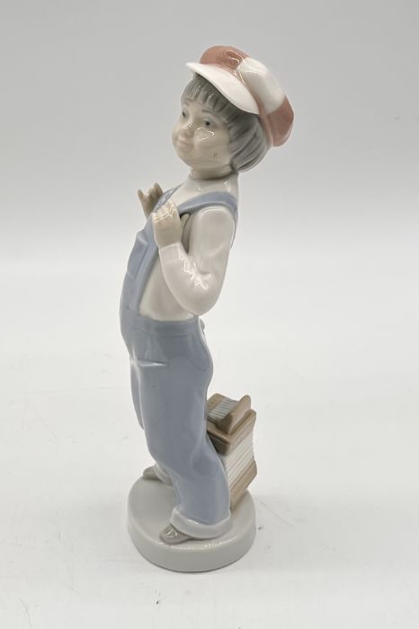 Three Lladro figurines including Boy from Madrid, Angel Lying Down and Praying Angel (A/F) - Bild 2 aus 7