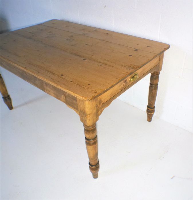 A pine farmhouse table with single drawer, length 138cm, width 86cm, height 73cm. - Image 3 of 7