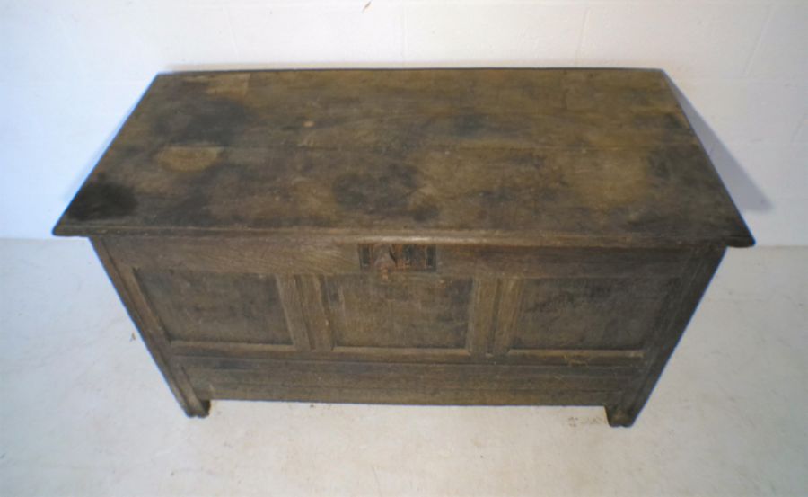 An antique oak mule chest with drawer under, length 132cm, height 80cm. - Image 4 of 6