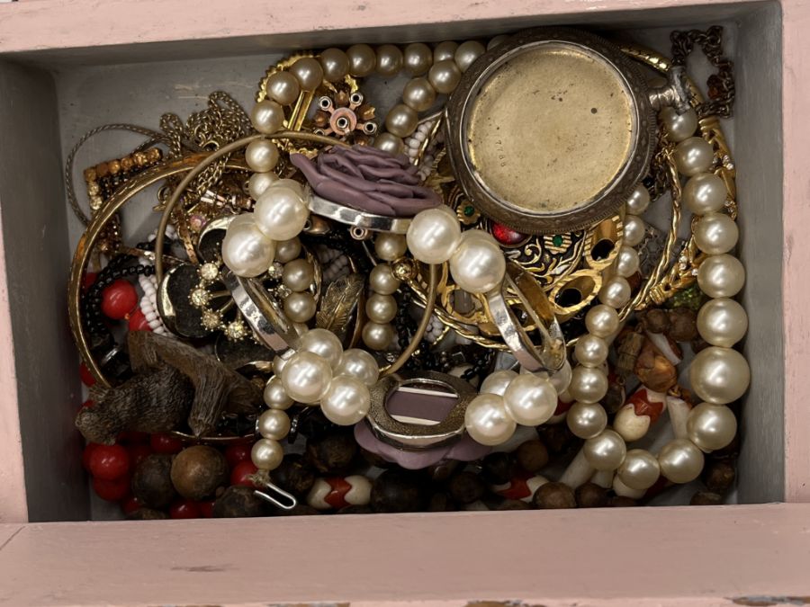 A large collection of vintage costume jewellery etc. - Image 3 of 6