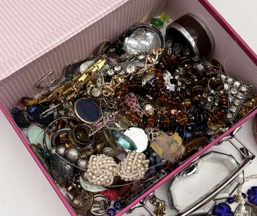 A collection of costume jewellery etc. - Image 2 of 3