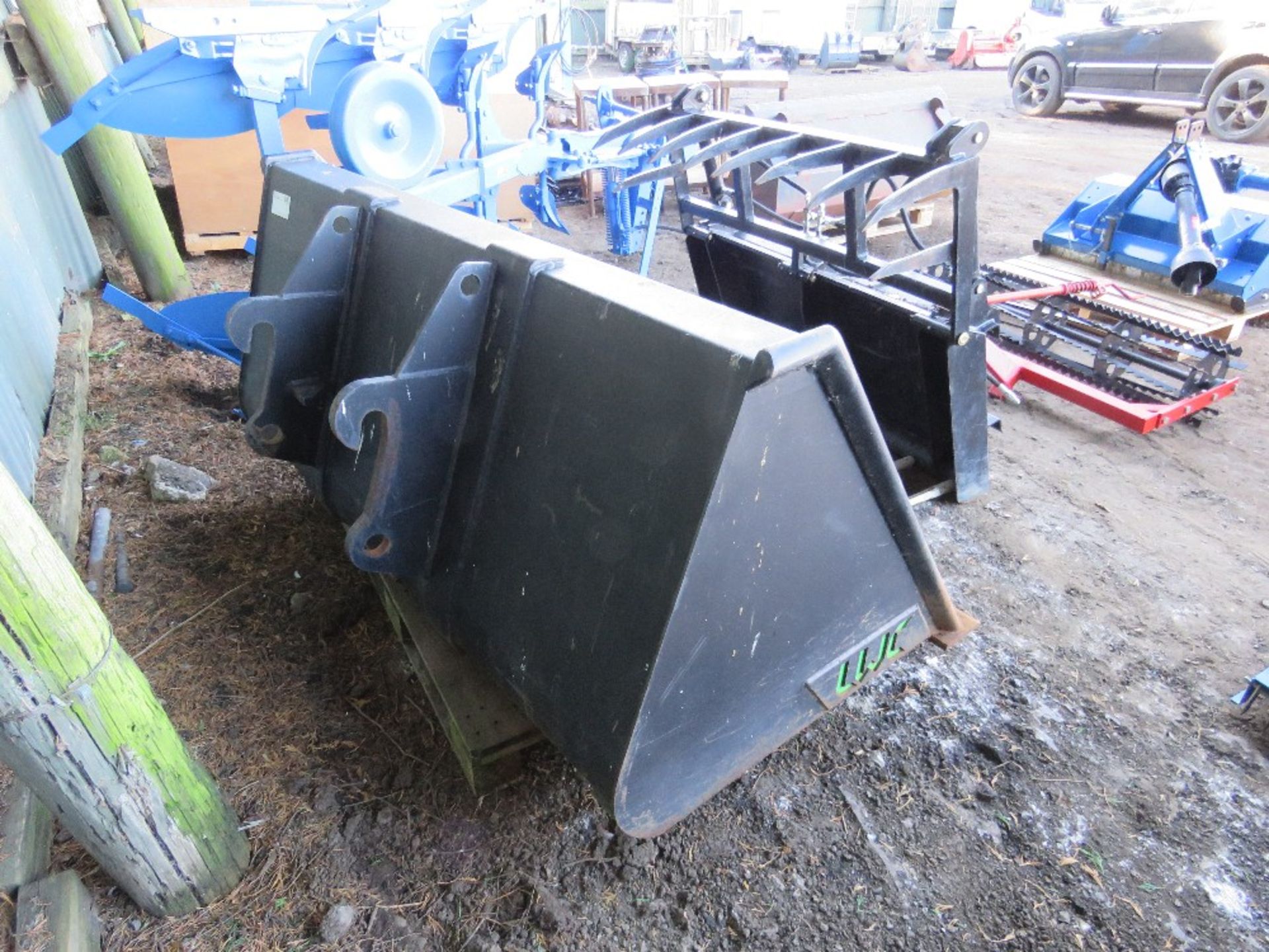 LWC 6FT BUCKET WITH CUTTING EDGE, YEAR 2019. LITTLE USED. JCB BRACKETS. - Image 3 of 4