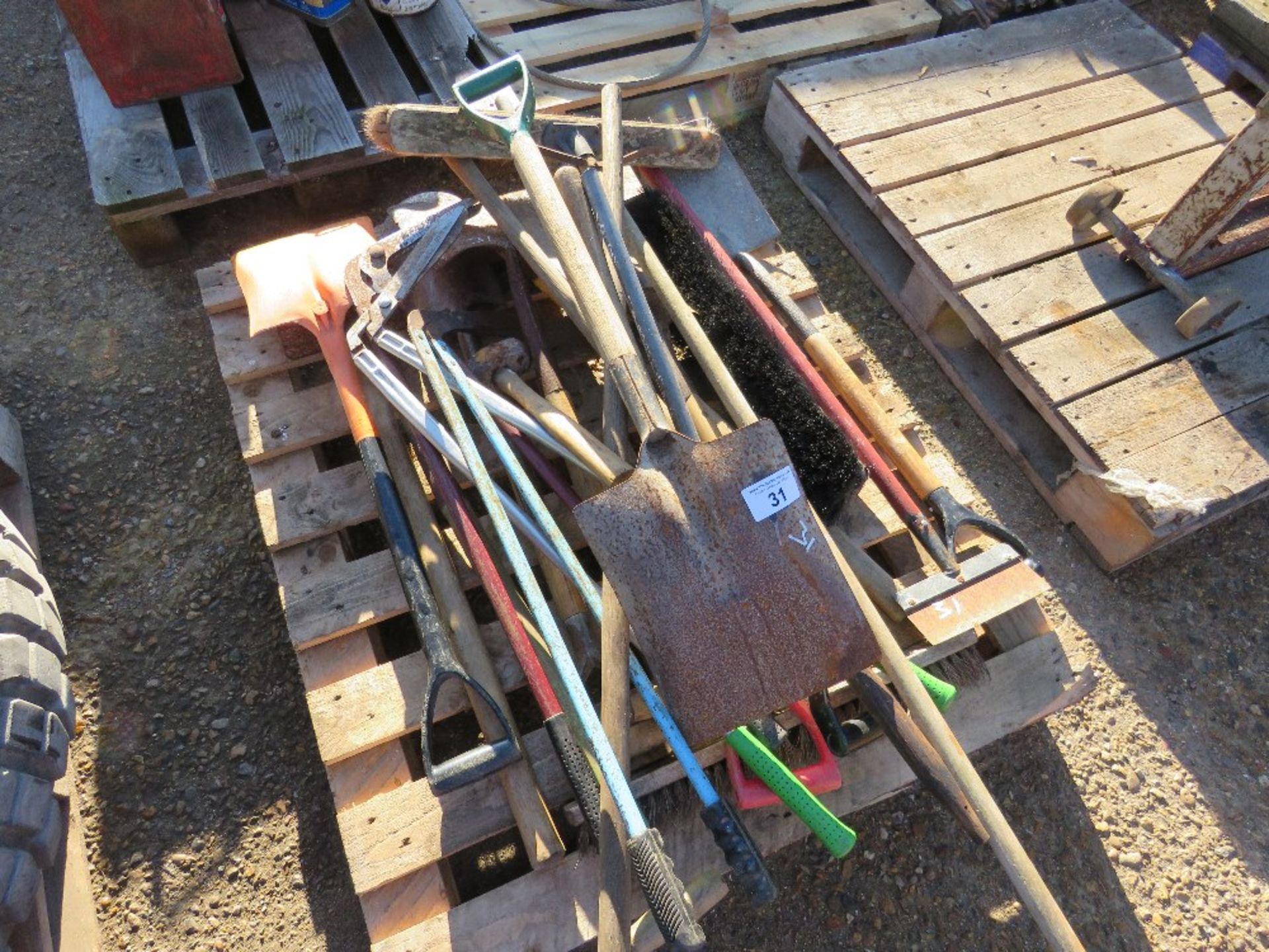 PALLET OF ASSORTED HAND TOOLS.THIS LOT IS SOLD UNDER THE AUCTIONEERS MARGIN SCHEME, THEREFORE NO VAT - Image 2 of 2