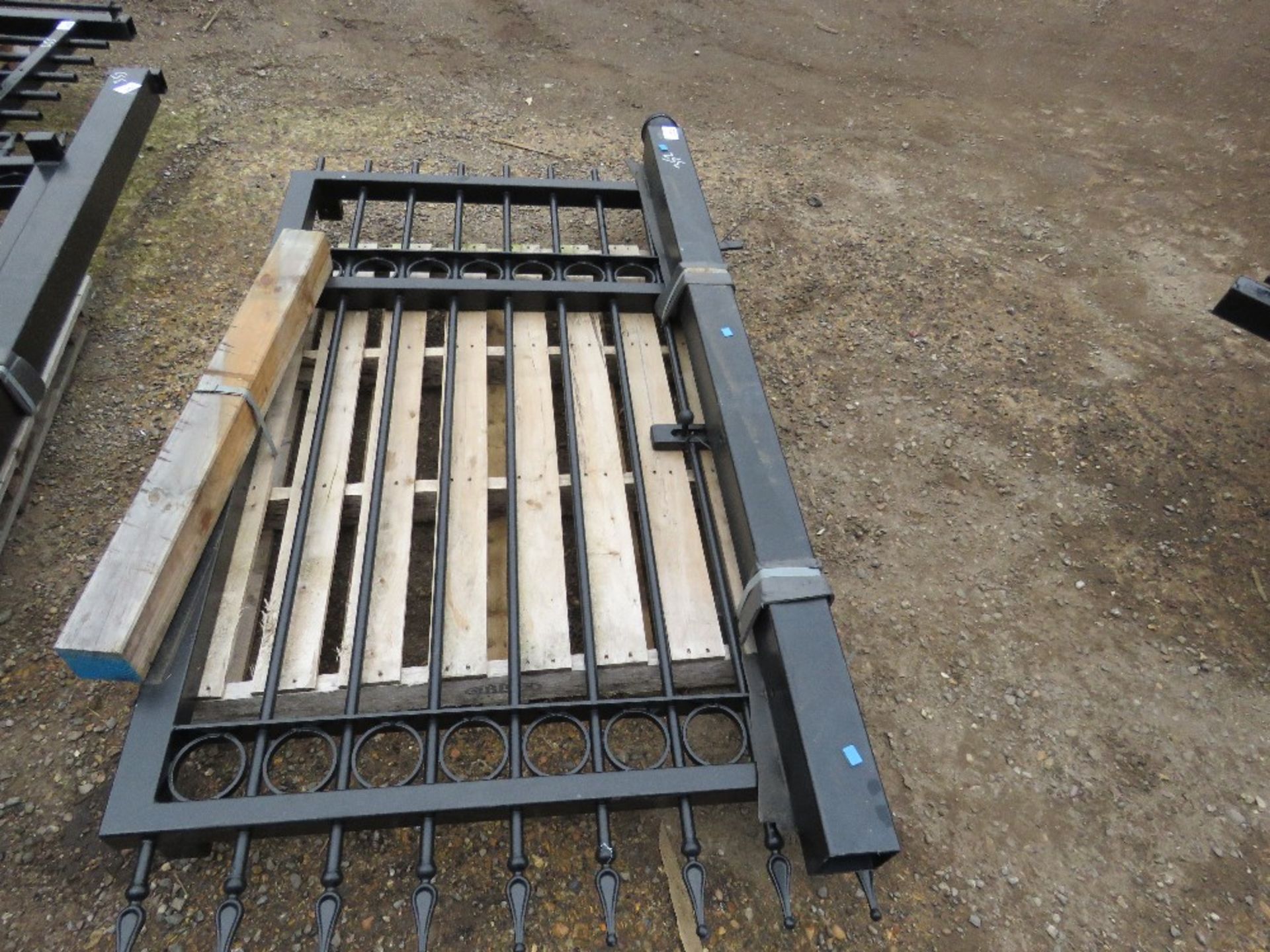 BLACK METAL ORNAMENTAL GATE WITH SLAM POST. SIZE: 2M HEIGHT X 1M WIDTH APPROX. PALLET C. - Image 3 of 3