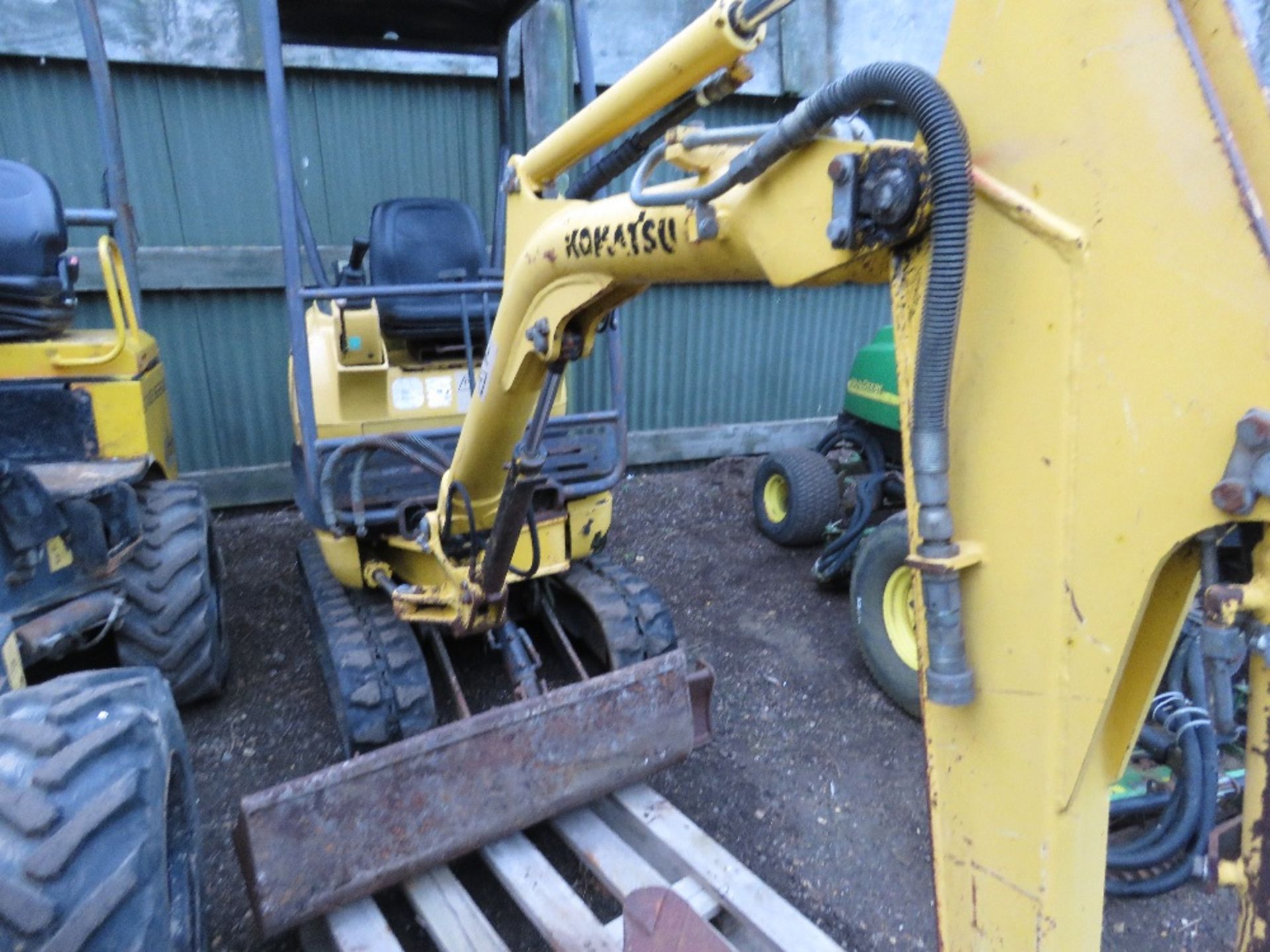 KOMATSU PC12R RUBBER TRACKED MINI EXCAVATOR WITH 3 X BUCKETS. 3731 REC HOURS. YEAR 1999 APPROX. SN:F