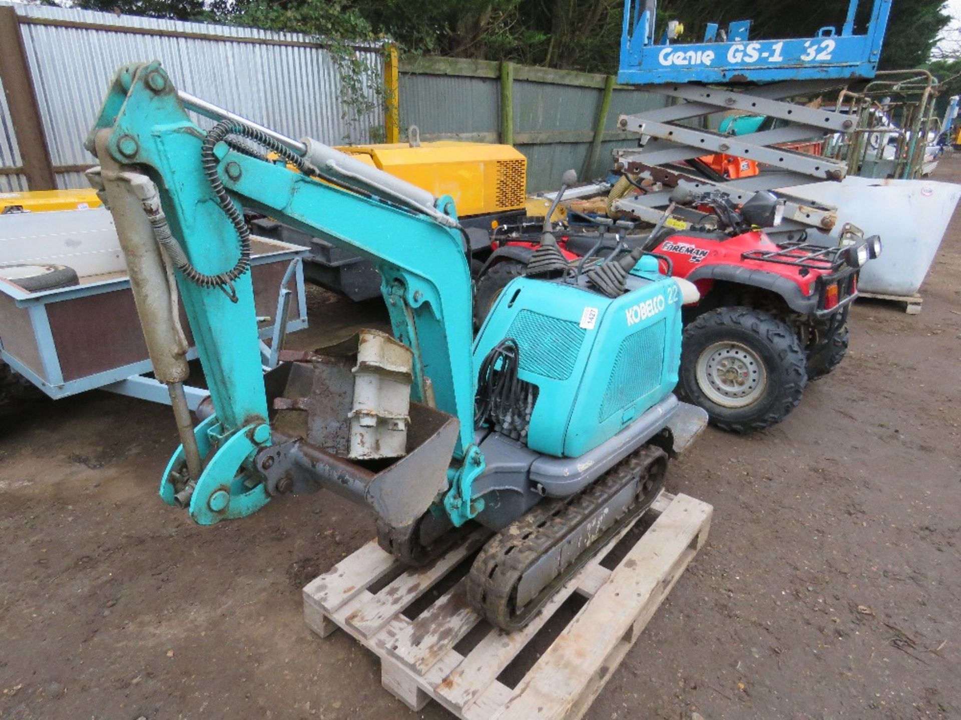 KOBELCO 22 MICRO EXCAVATOR WITH 2 X BUCKETS. PETROL ENGINED, 1049 REC HOURS. SN:FS-01494. THIS LOT I - Image 2 of 8