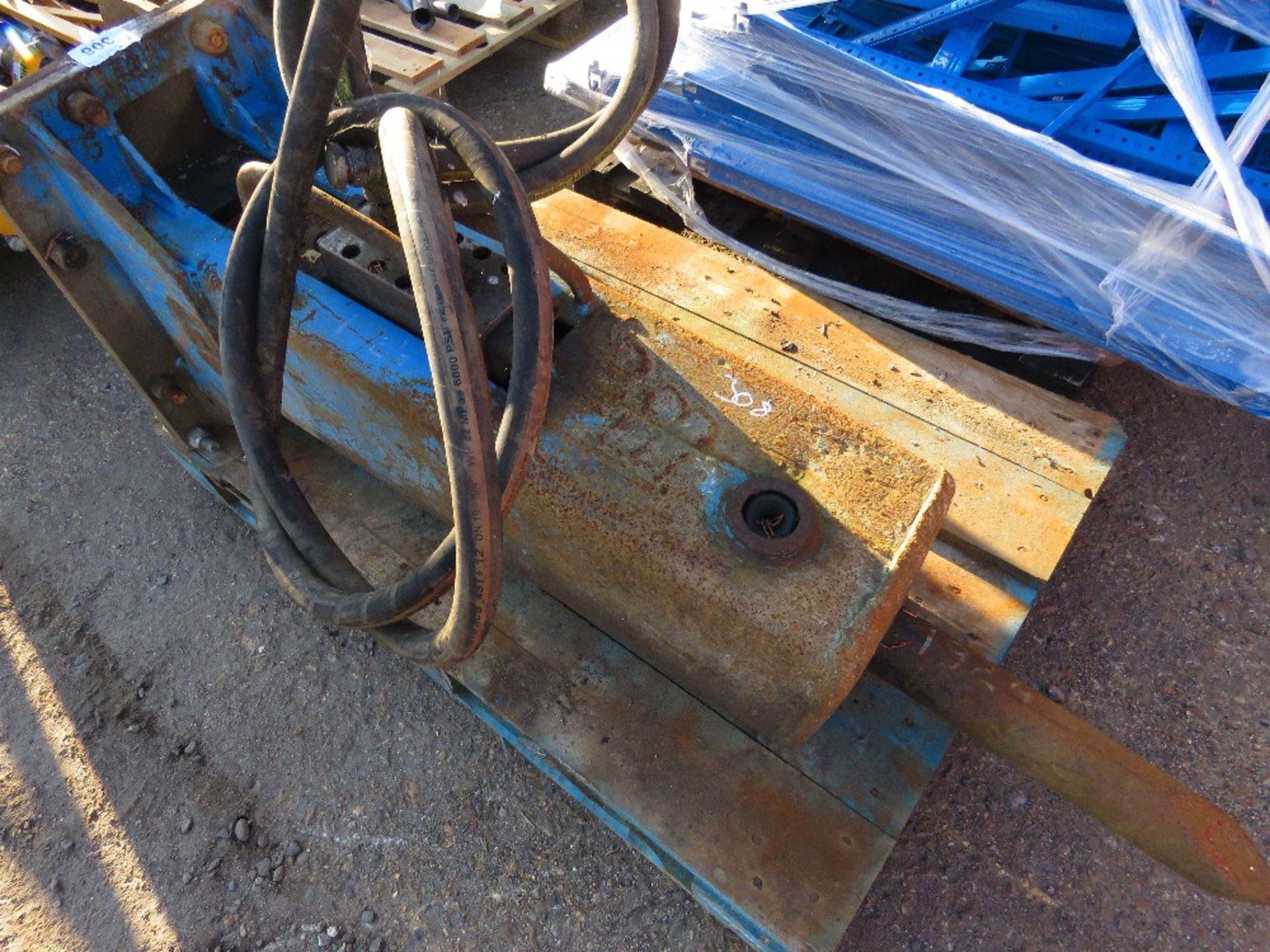 BLUE EXCAVATOR BREAKER ON 50MM PINS. 8TONNE MACHINE RATED. - Image 2 of 4