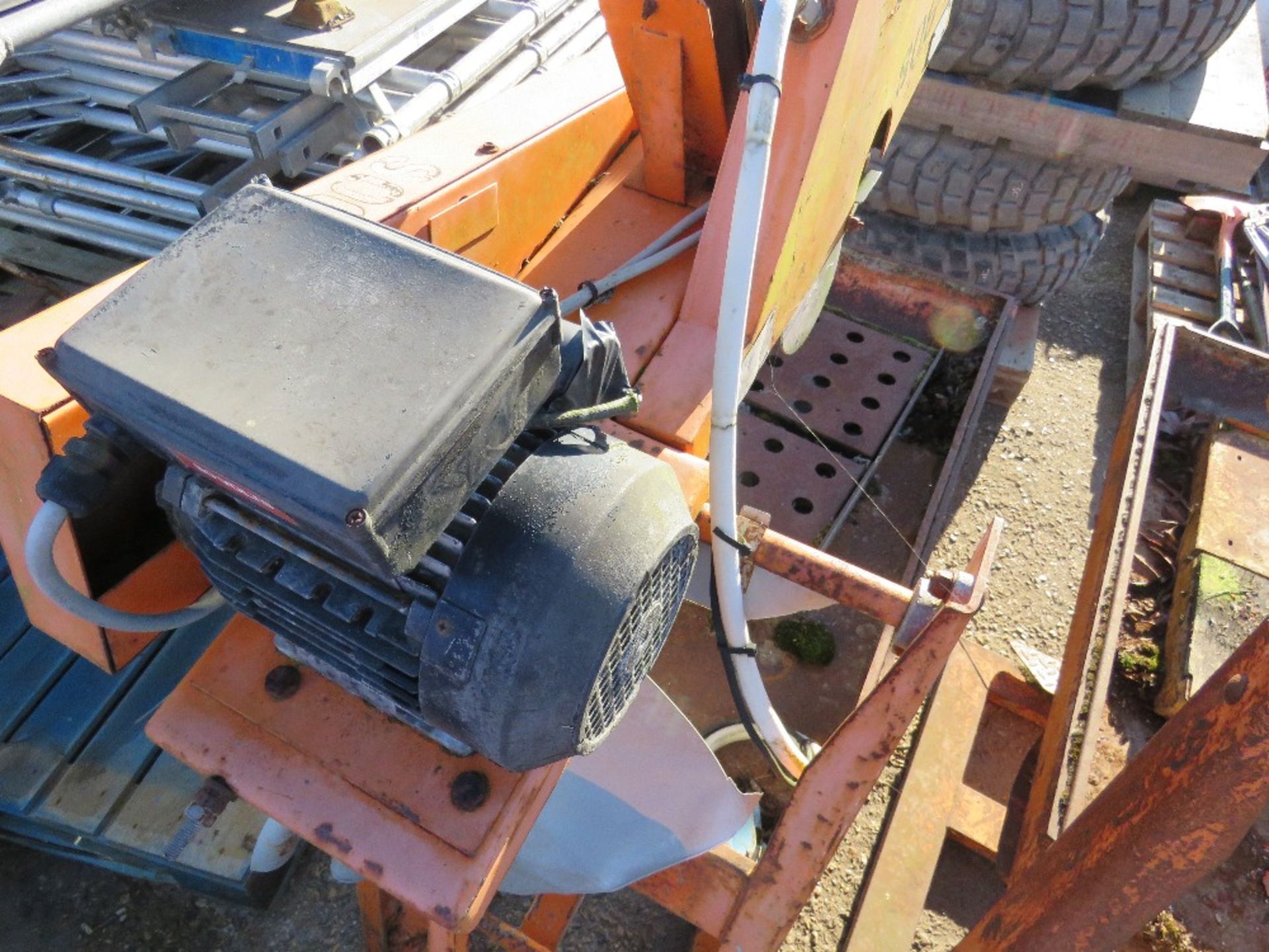 ELECTRIC POWERED SLAB CUTTING SAWBENCH. - Image 4 of 4