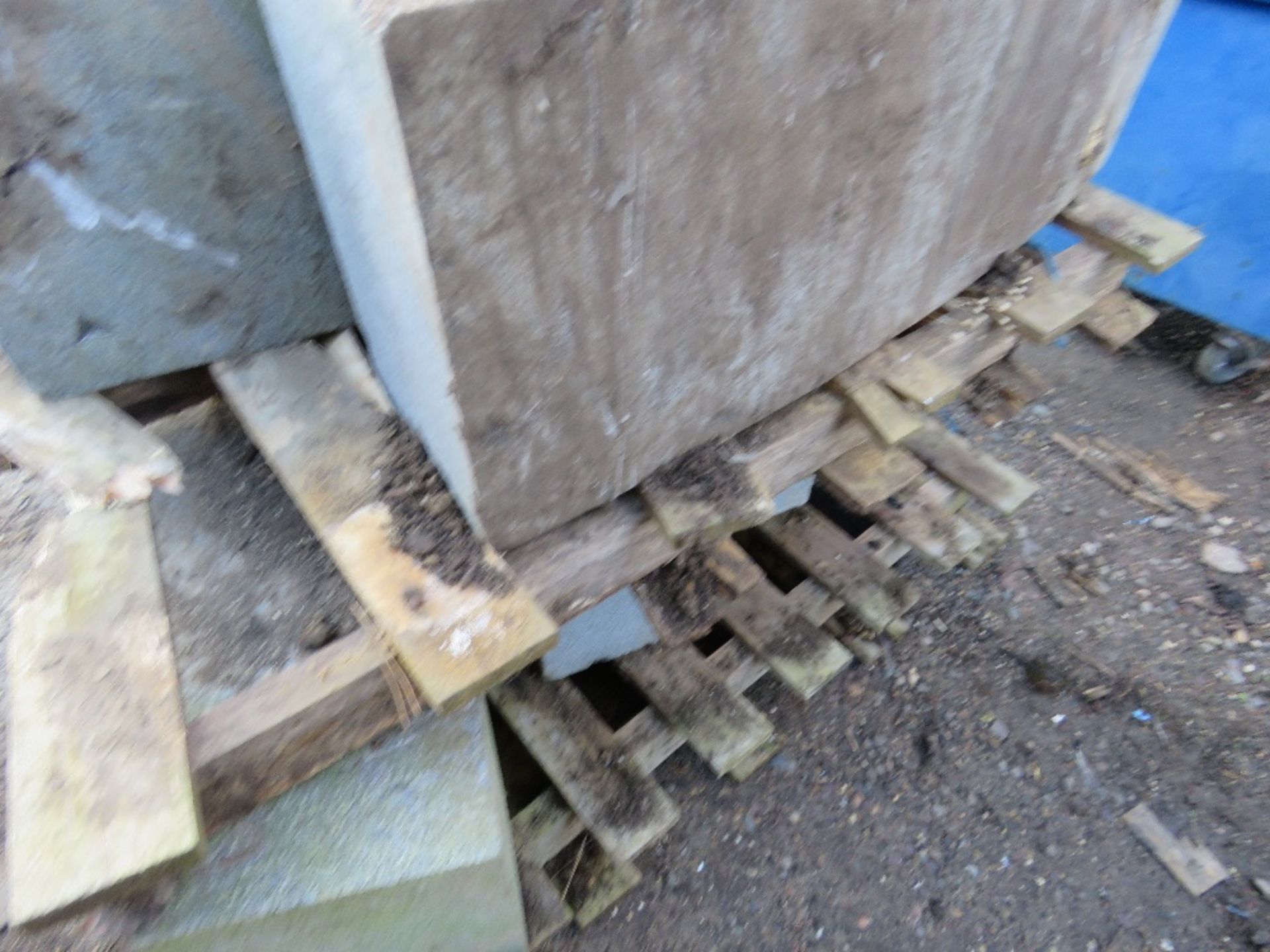 2 X PALLETS OF CURVED GRANITE BLOCKS/KERBS. - Image 4 of 4