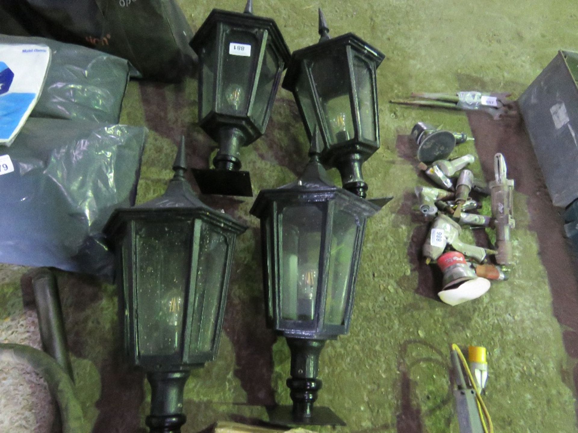 4 X LARGE CARRIAGE LAMPS WITH BASES, HEAVY DUTY. SOLD UNDER THE AUCTIONEERS MARGIN SCHEME THERFORE N - Image 3 of 3