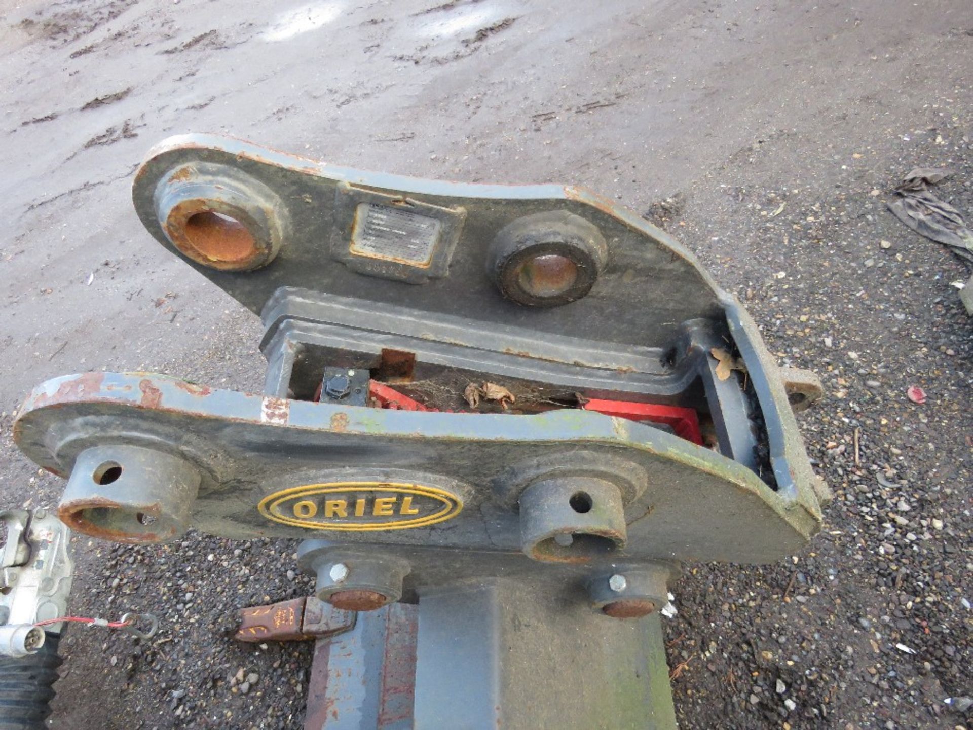 ORIEL 55MM PINNED EXCAVATOR QUICK HITCH PLUS A 2FT TOOTHED BUCKET, LITTLE USED. - Image 3 of 6