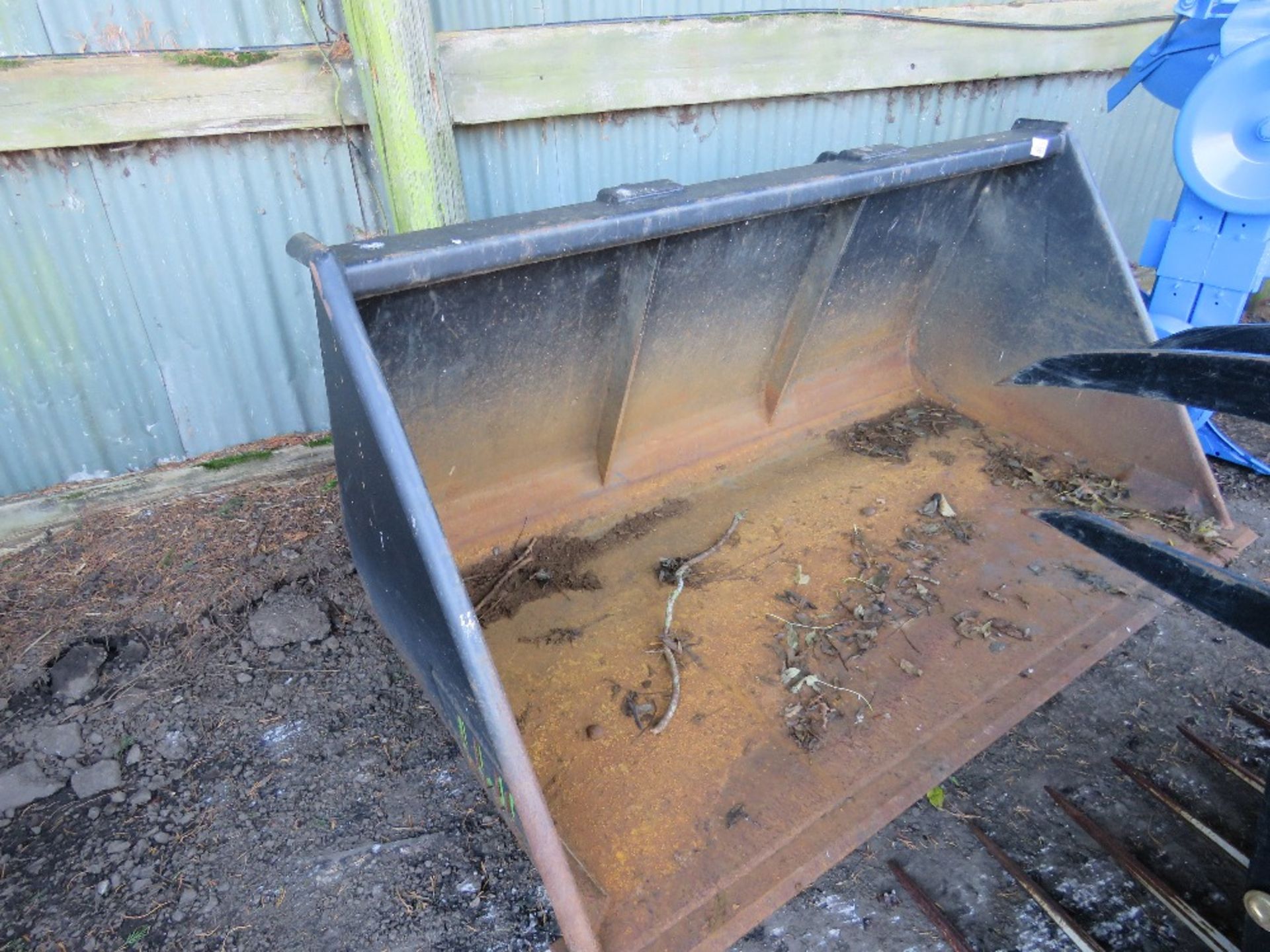 LWC 6FT BUCKET WITH CUTTING EDGE, YEAR 2019. LITTLE USED. JCB BRACKETS. - Image 2 of 4