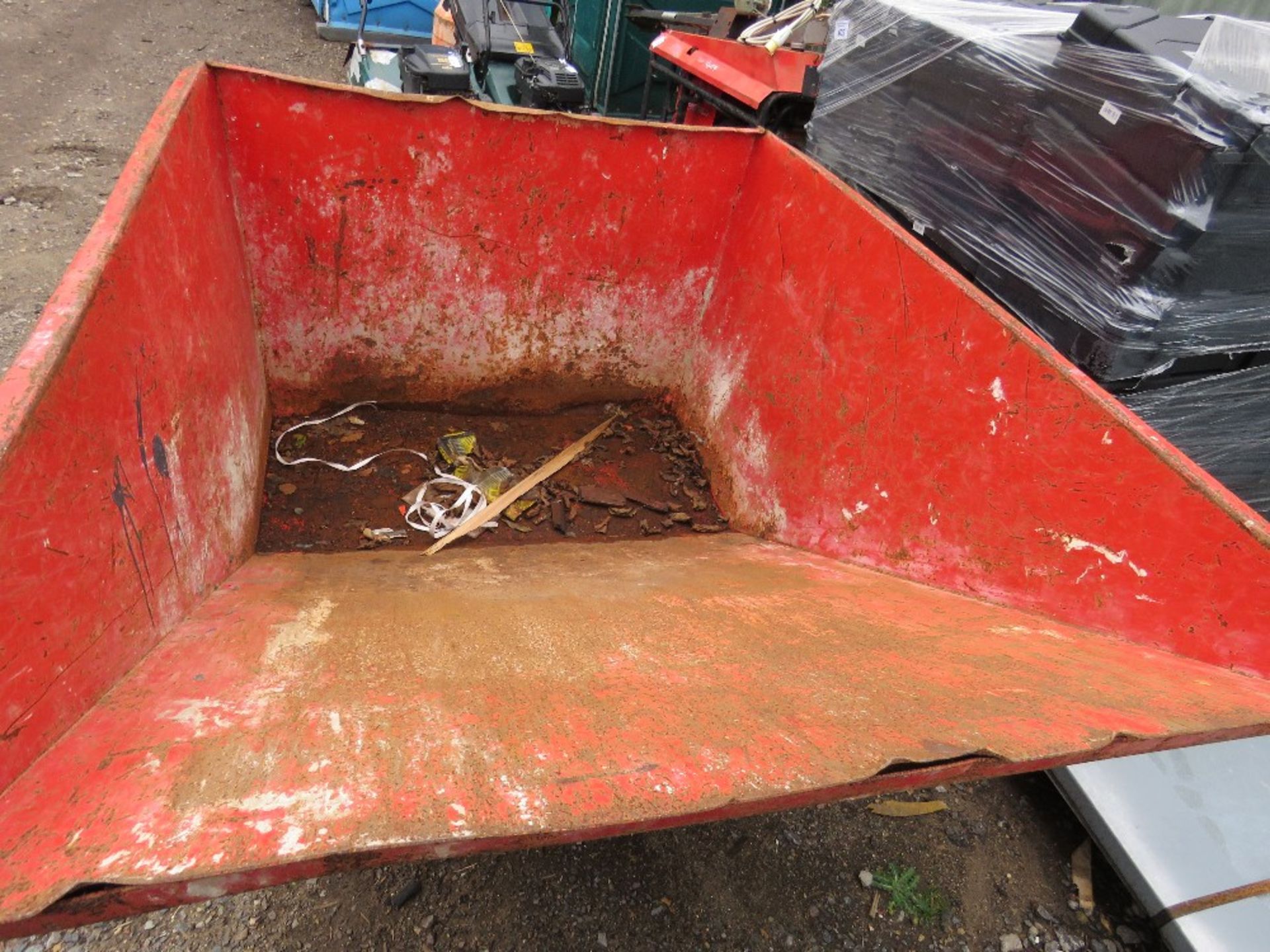 RED TELEHANDLER MOUNTED TIPPING SKIP. - Image 3 of 3