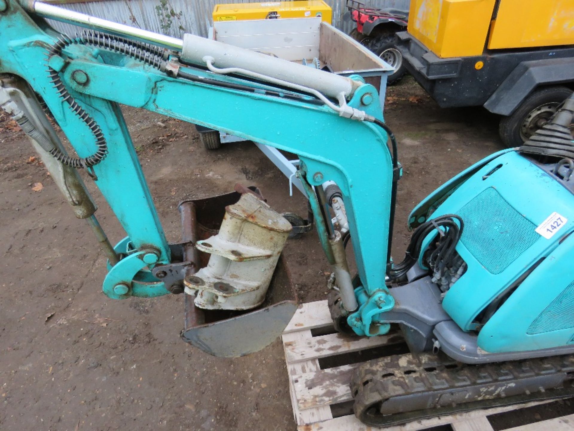 KOBELCO 22 MICRO EXCAVATOR WITH 2 X BUCKETS. PETROL ENGINED, 1049 REC HOURS. SN:FS-01494. THIS LOT I - Image 8 of 8