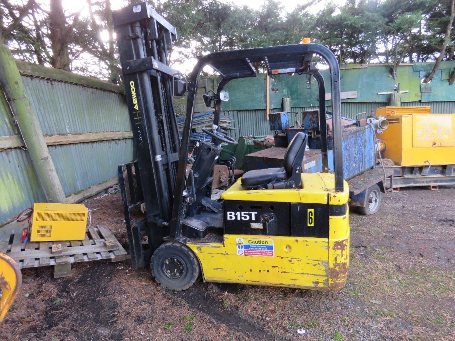 B15T BATTERY FORKLIFT WITH CHARGER. - Image 2 of 9