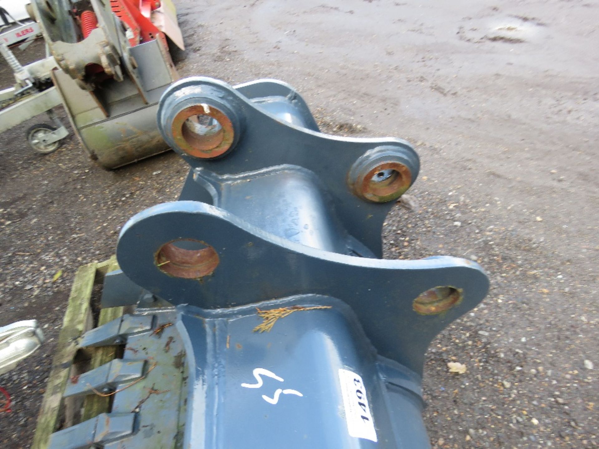 30" WIDE EXCAVATOR BUCKET, UNUSED, ON 55MM PINS. - Image 3 of 3