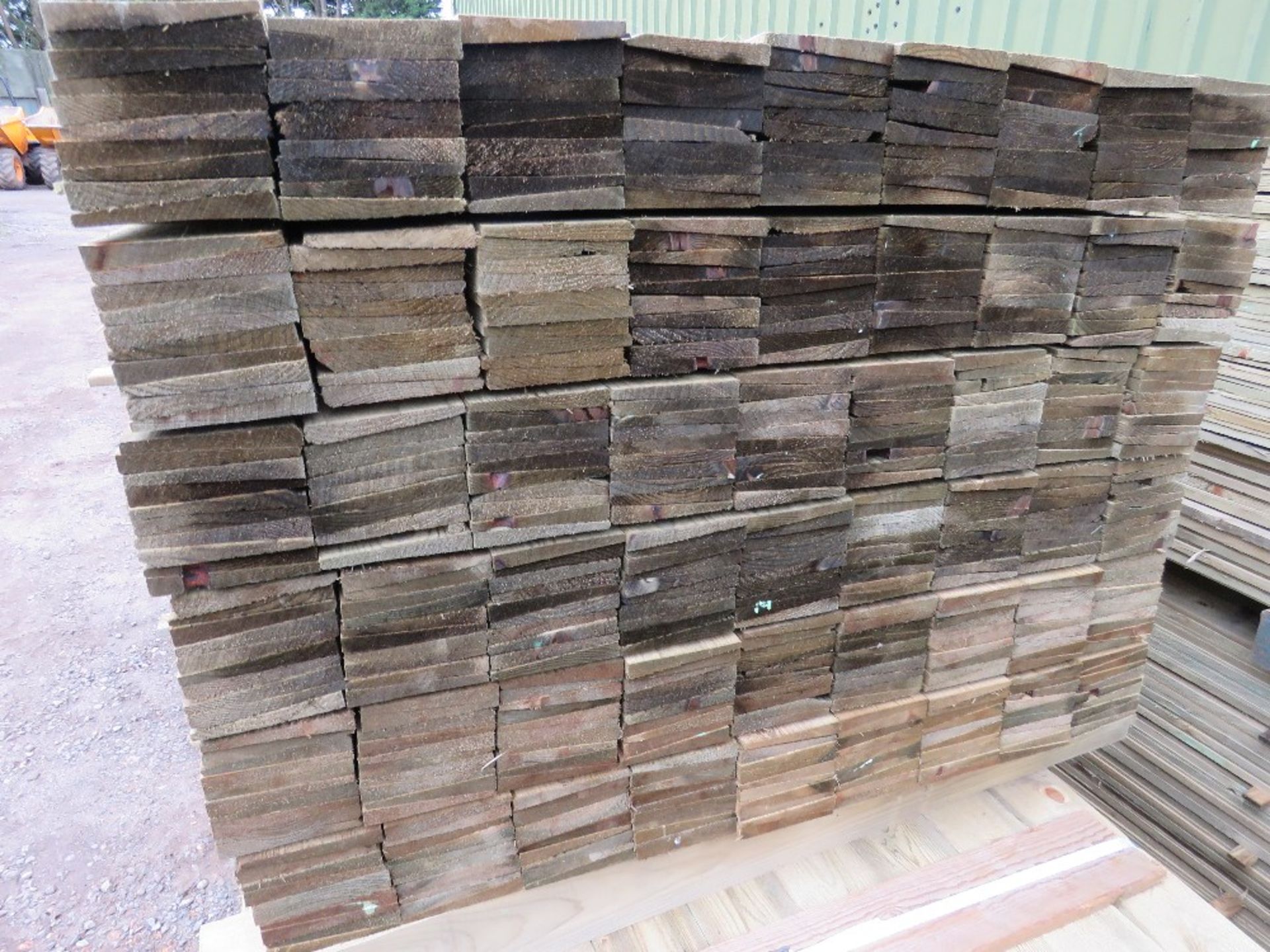 LARGE PACK OF PRESSURE TREATED FEATHER EDGE TIMBER FENCE CLADDING BOARDS. SIZE: 0.9M LENGTH X 10 - Image 2 of 3
