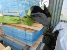 LARGE STACK CONTAINING 5 X BUNDLES UNTREATED TIMBER HIT AND MISS FENCE CLADDING BOARDS. SIZE: 1.13