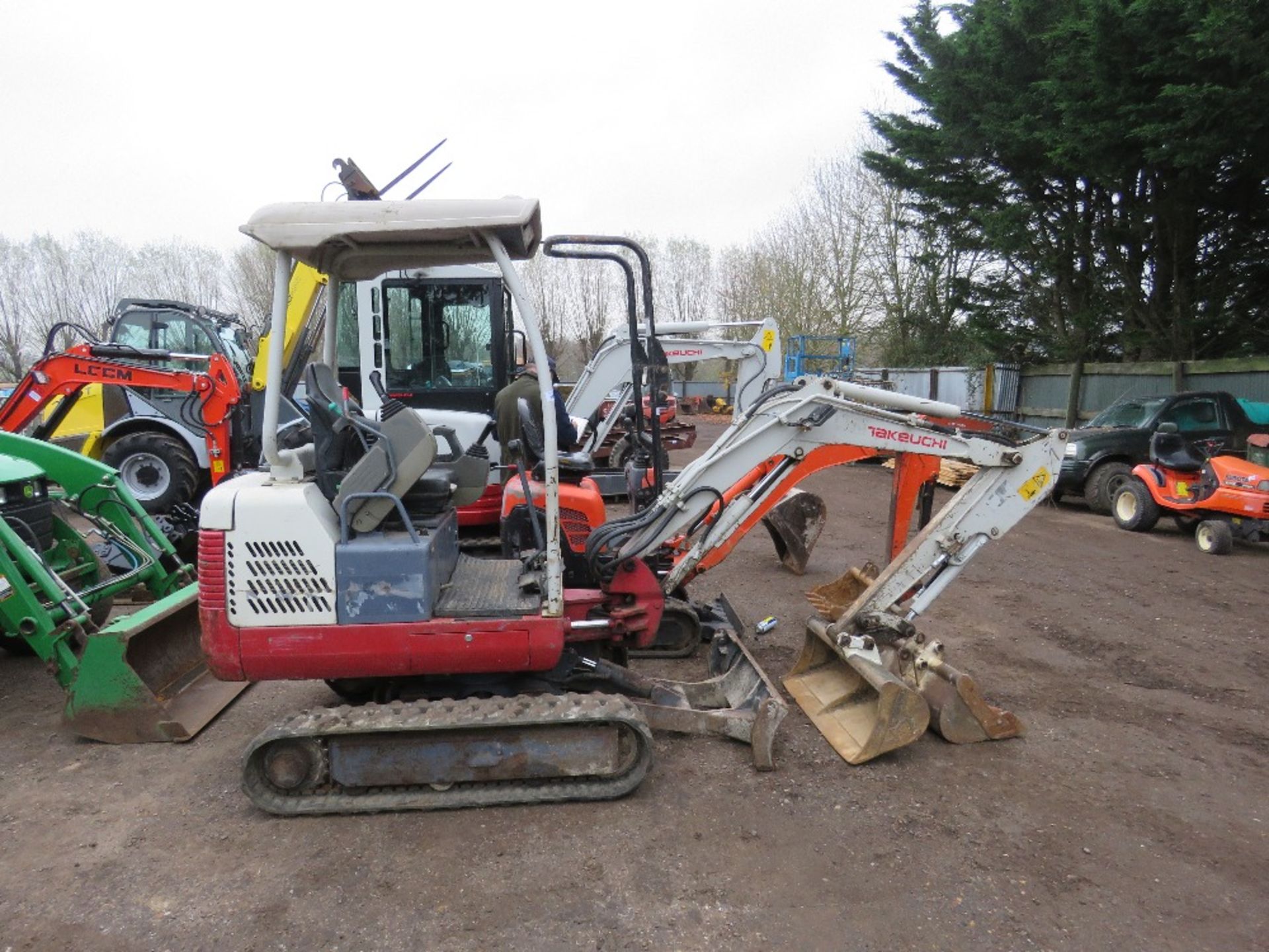 TAKEUCHI TB016 RUBBER TRACKED EXCAVATOR, YEAR 2013. 2 X BUCKETS. 2796 REC HOURS. EXPANDING TRACKS. D - Image 4 of 12